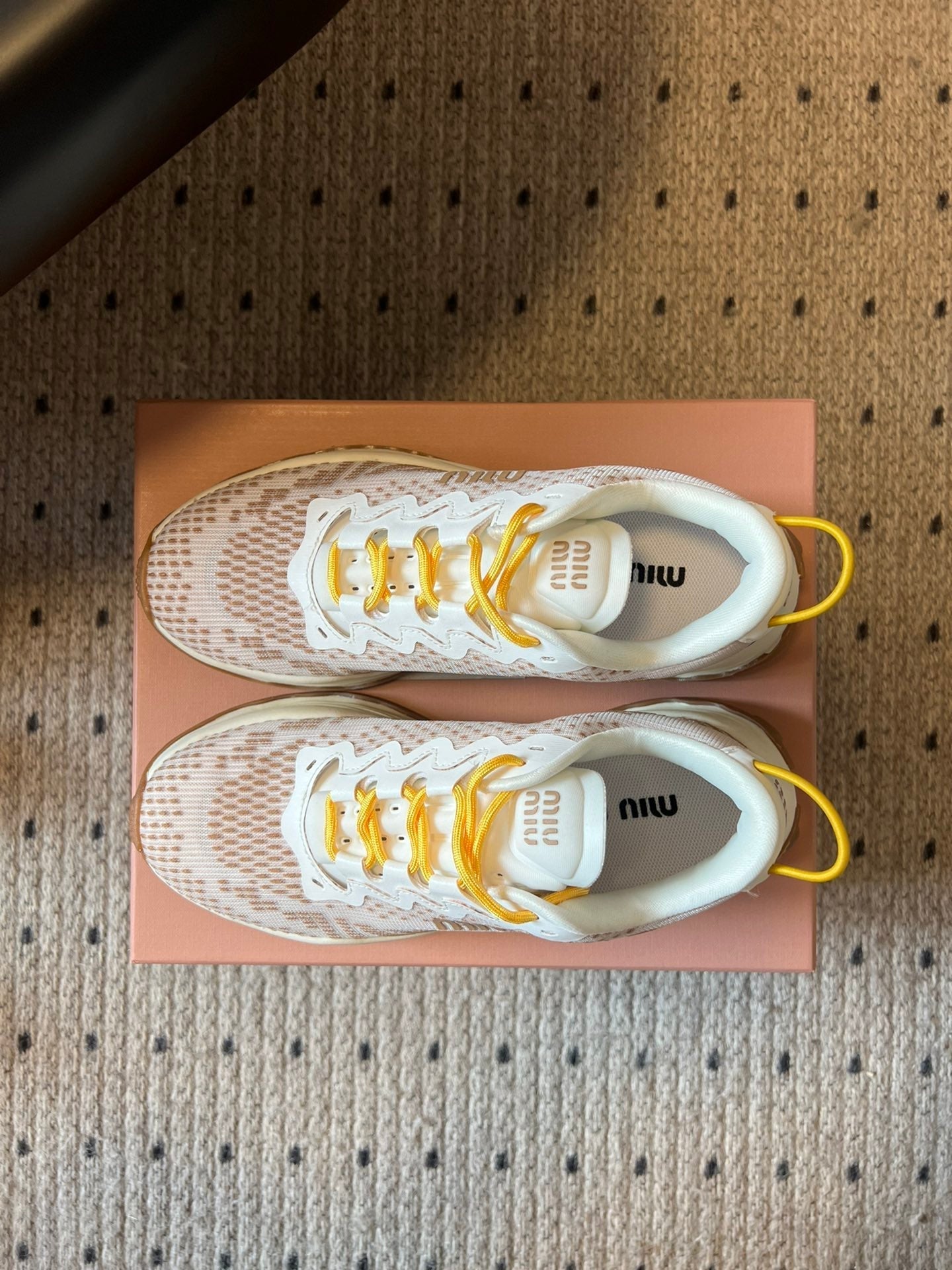 M-Sneakers