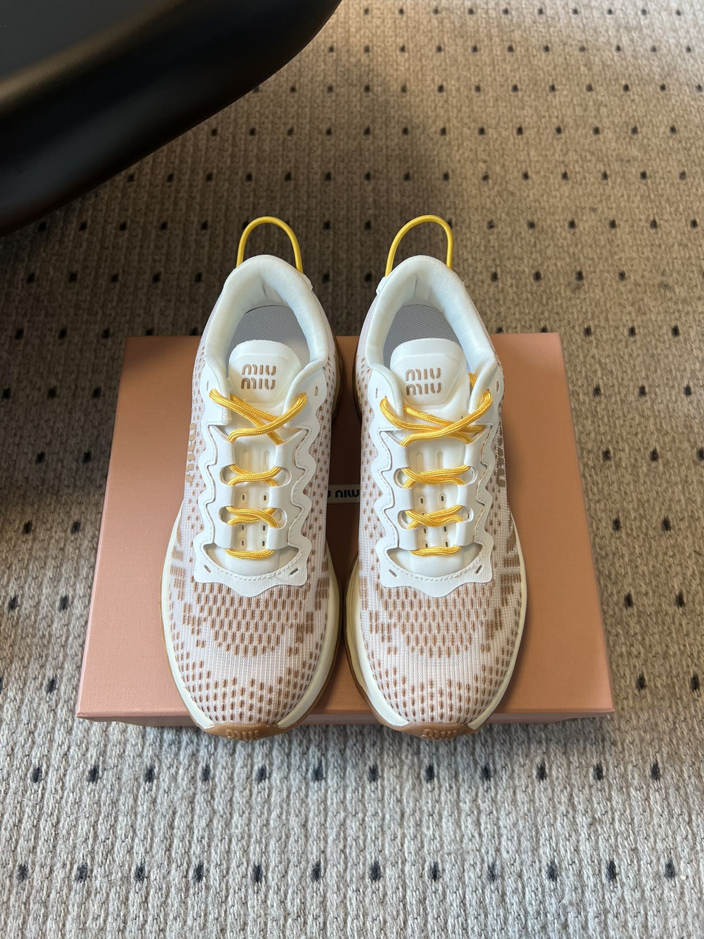 M-Sneakers