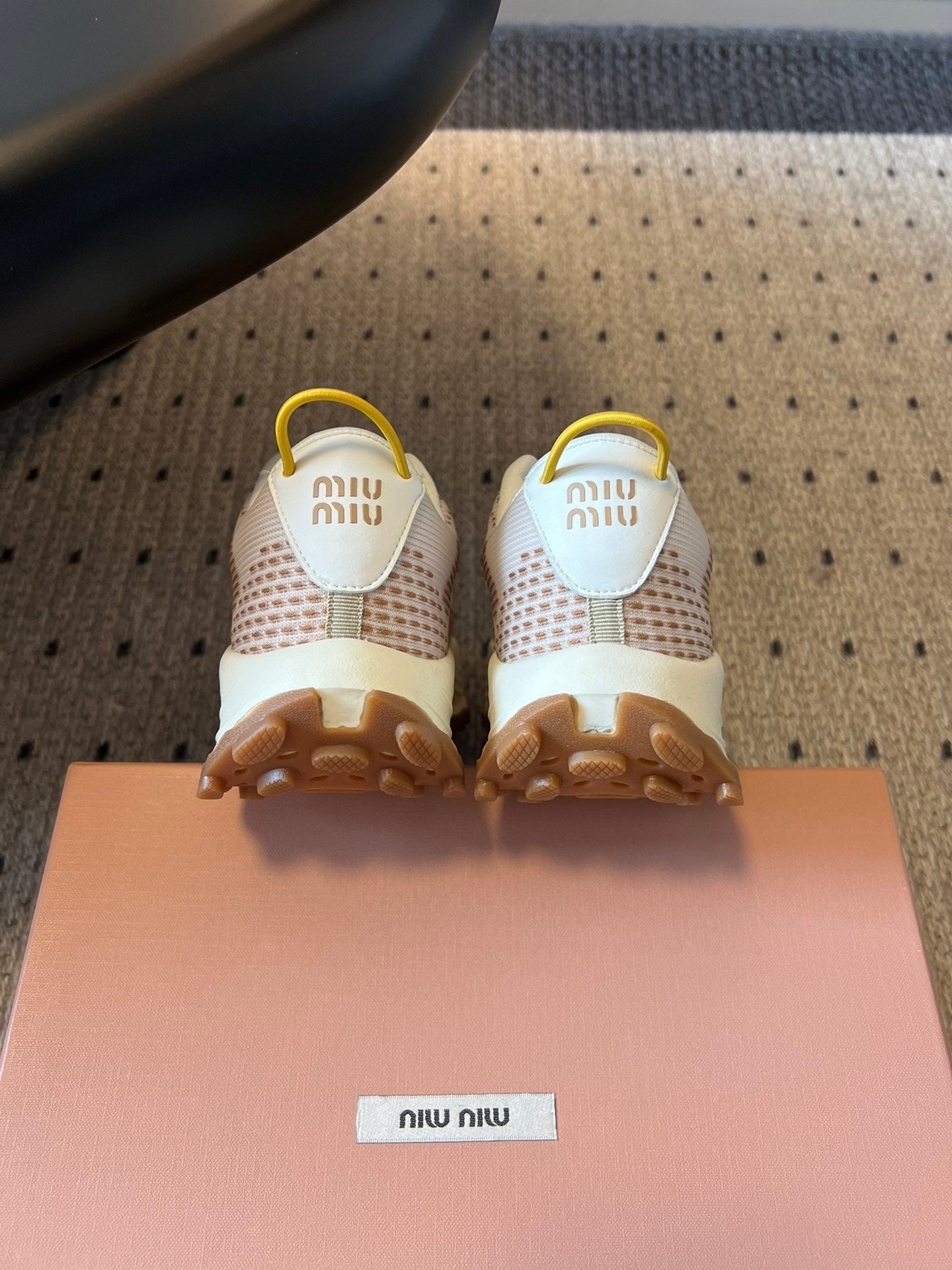M-Sneakers