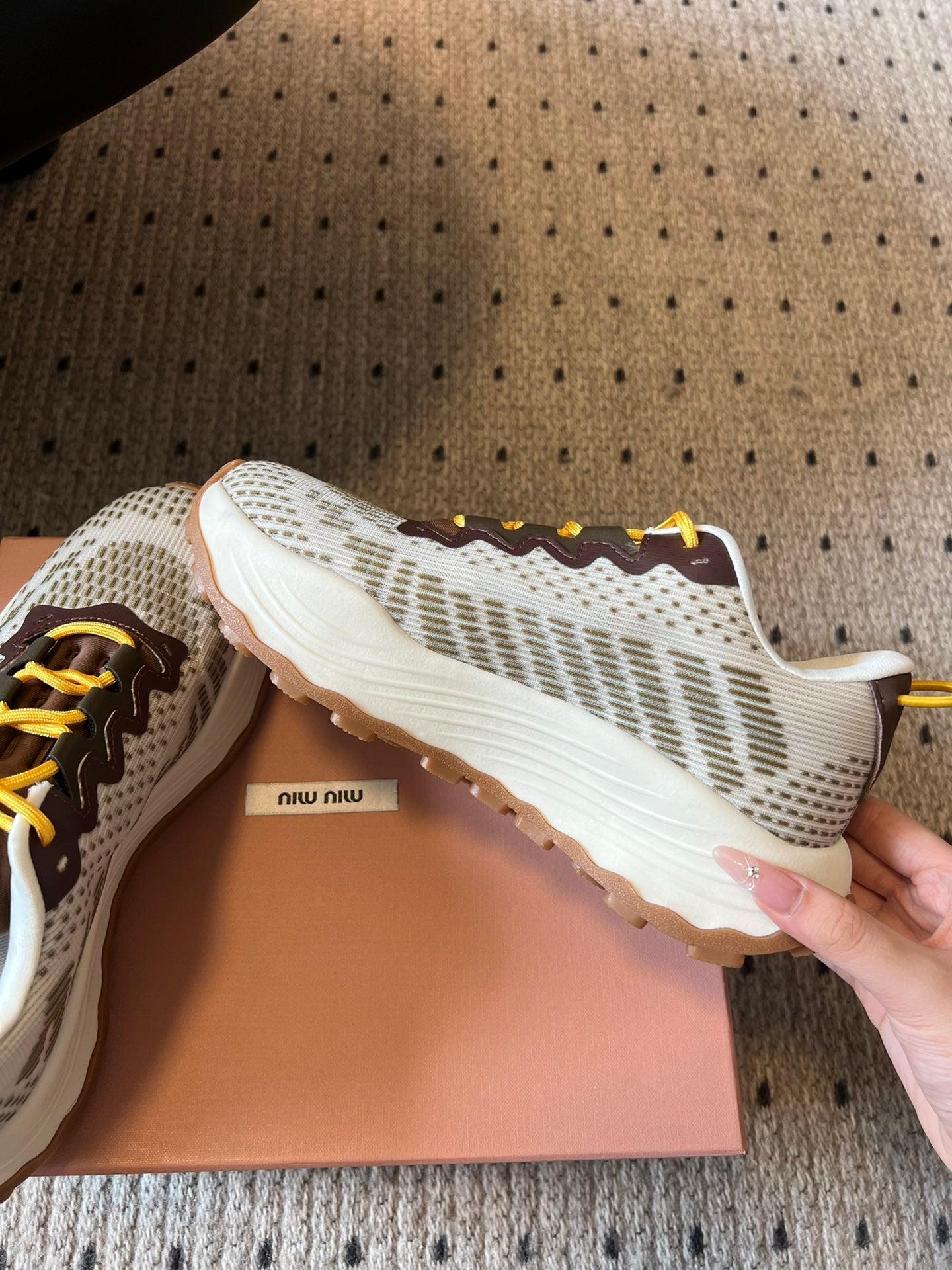 M-Sneakers