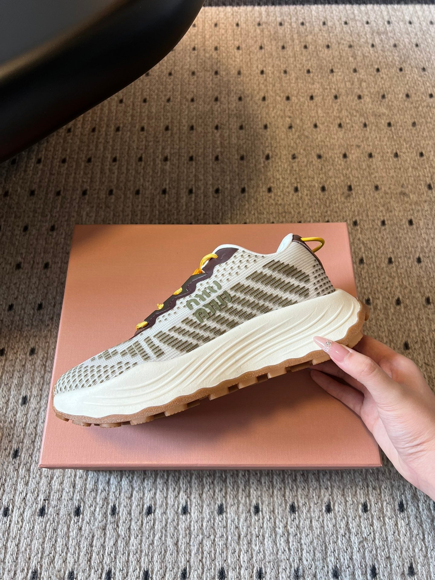 M-Sneakers
