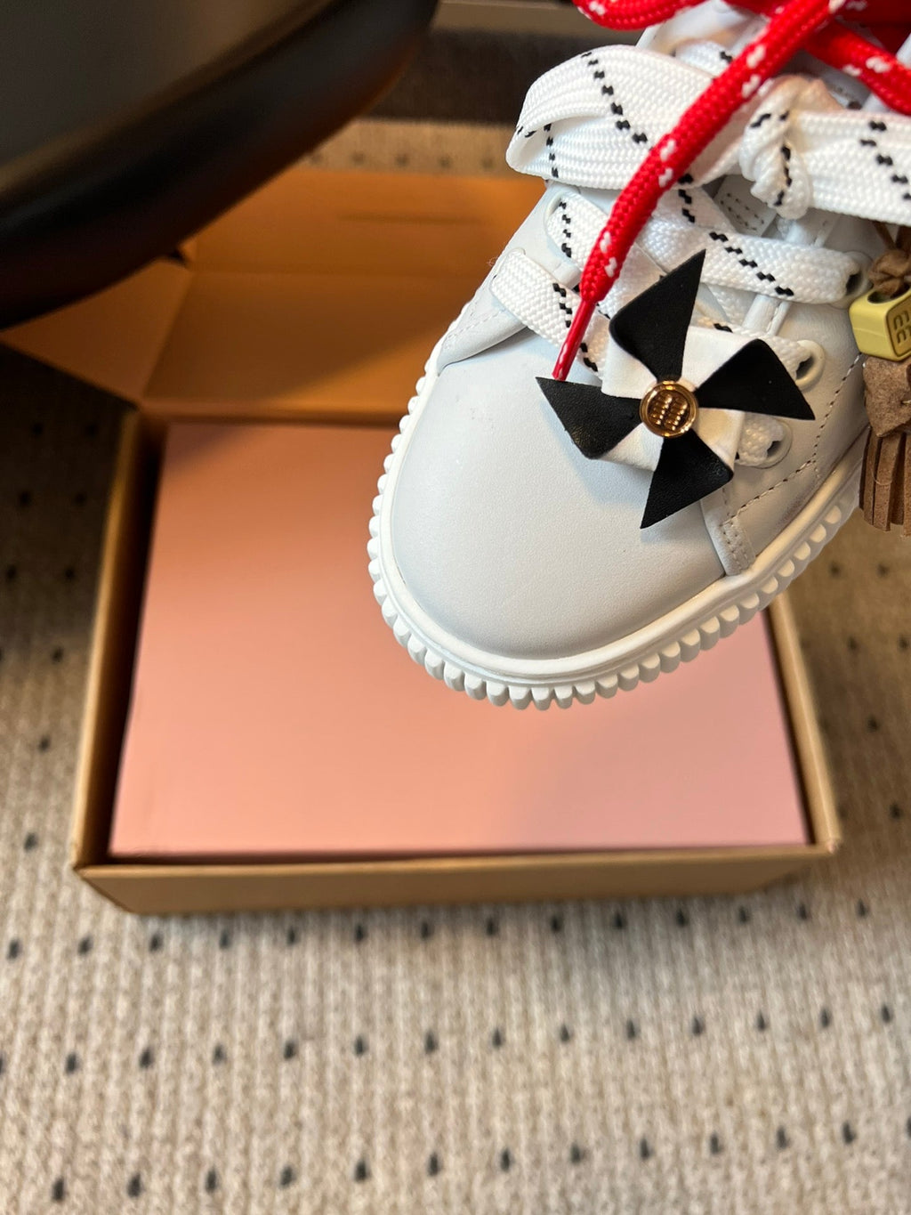 M-Sneakers