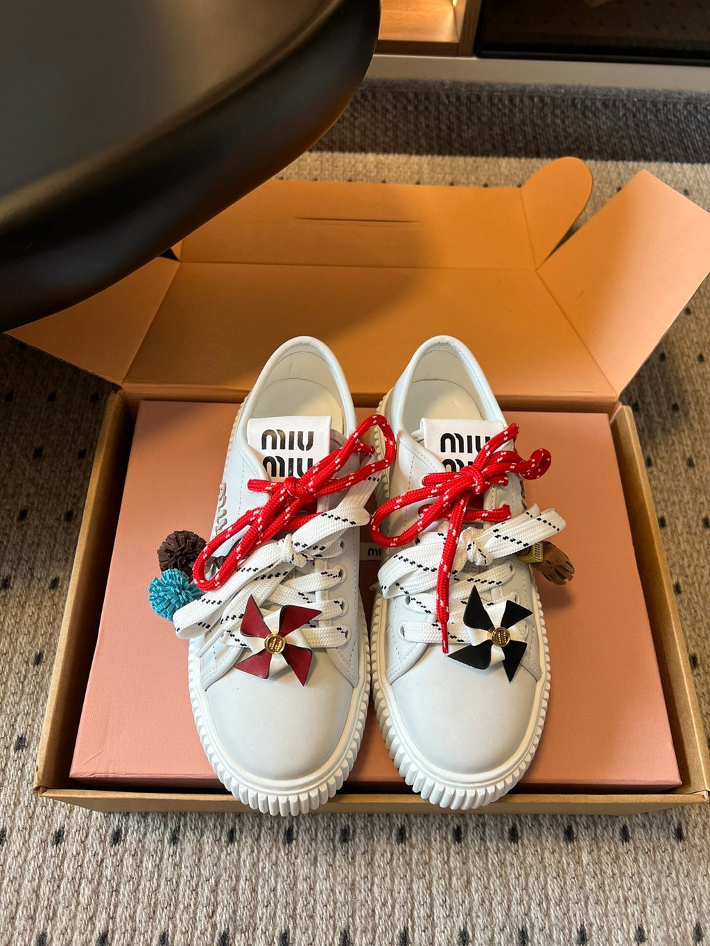 M-Sneakers
