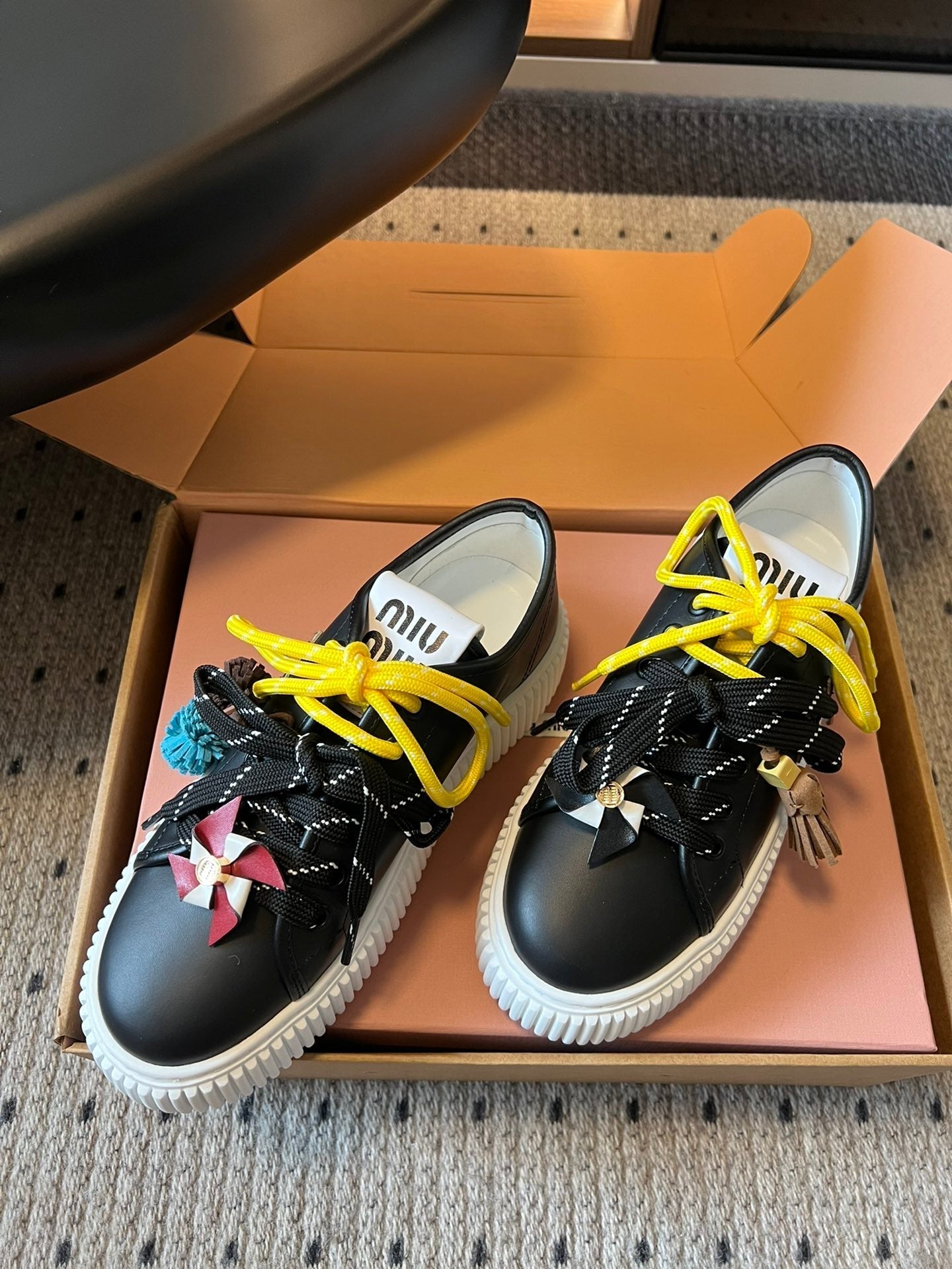 M-Sneakers