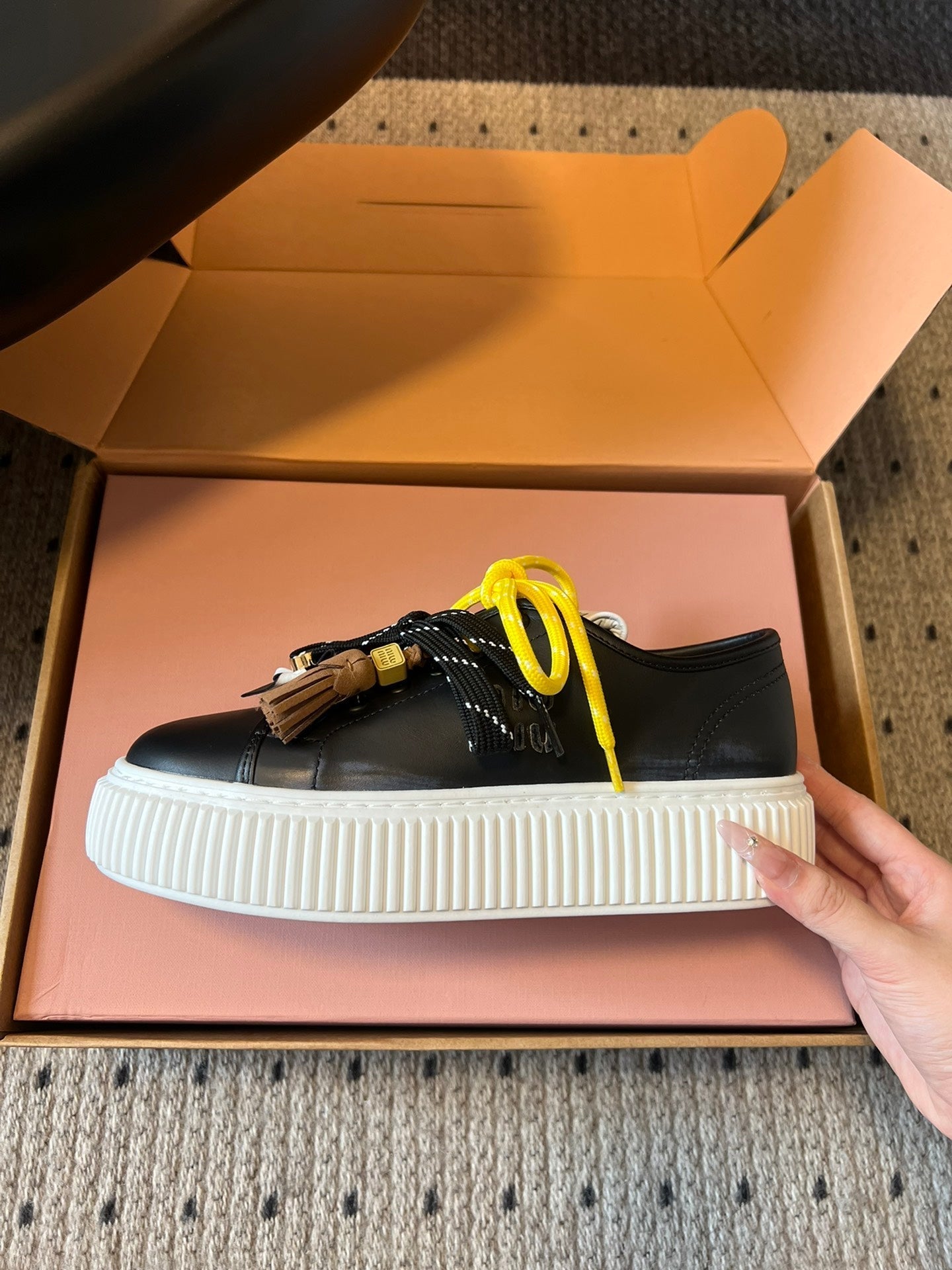 M-Sneakers