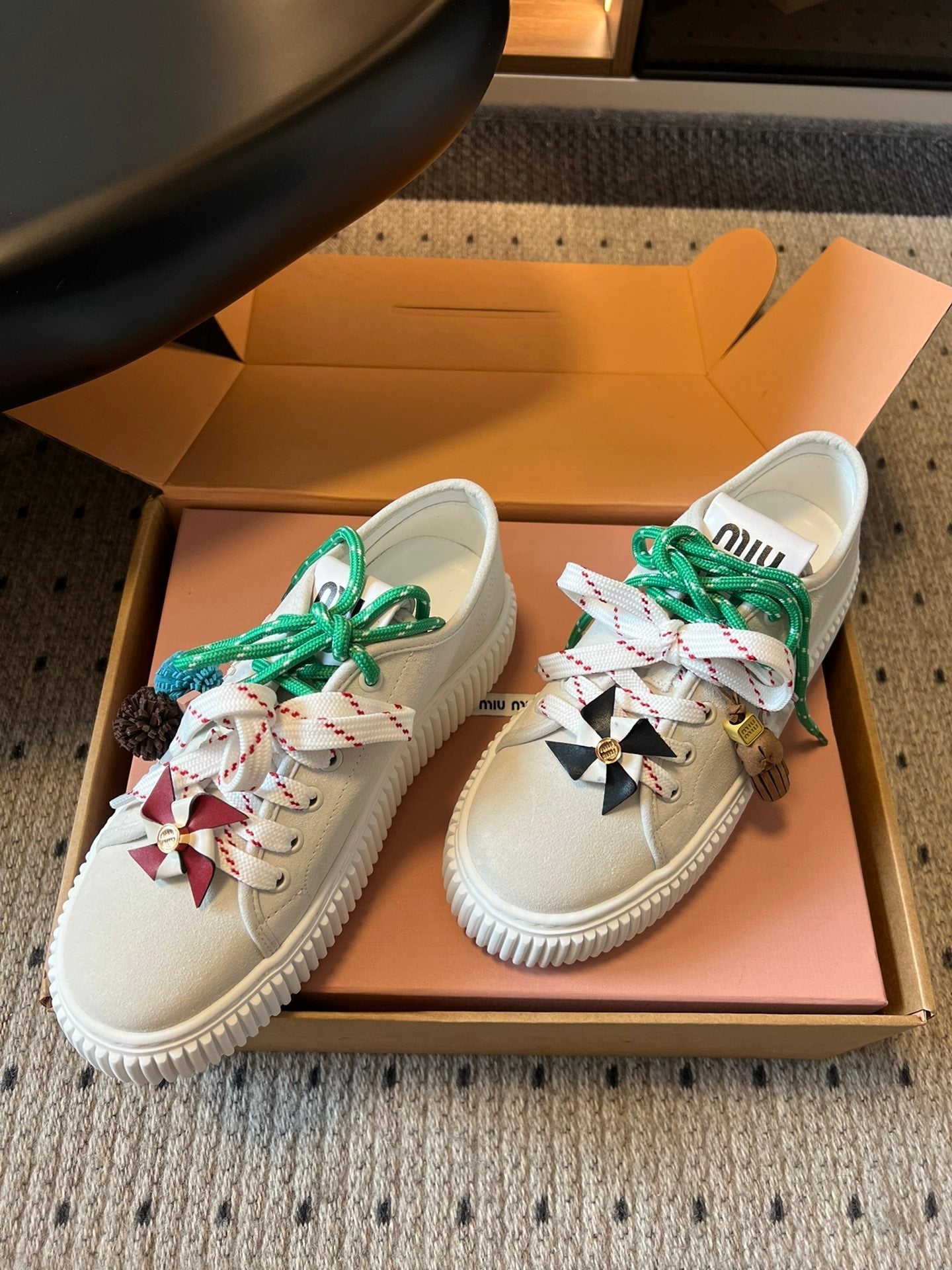 M-Sneakers