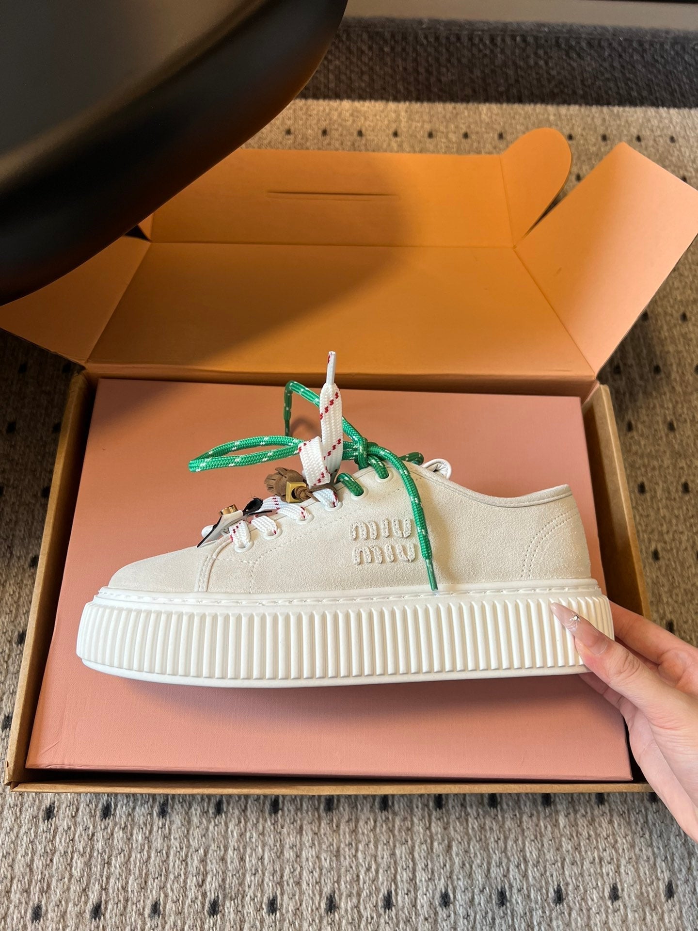 M-Sneakers
