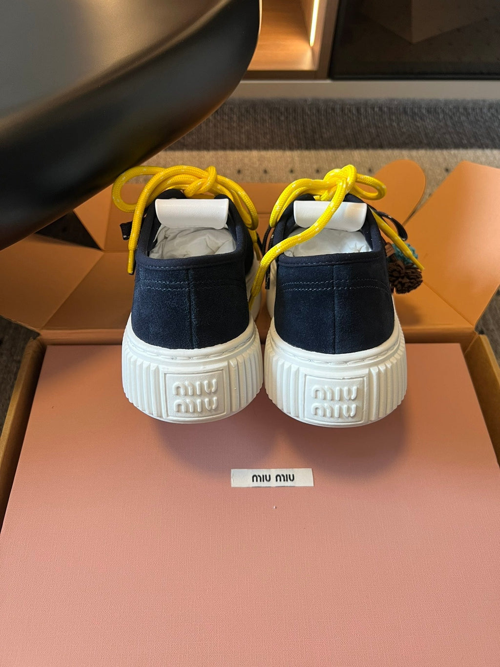 M-Sneakers