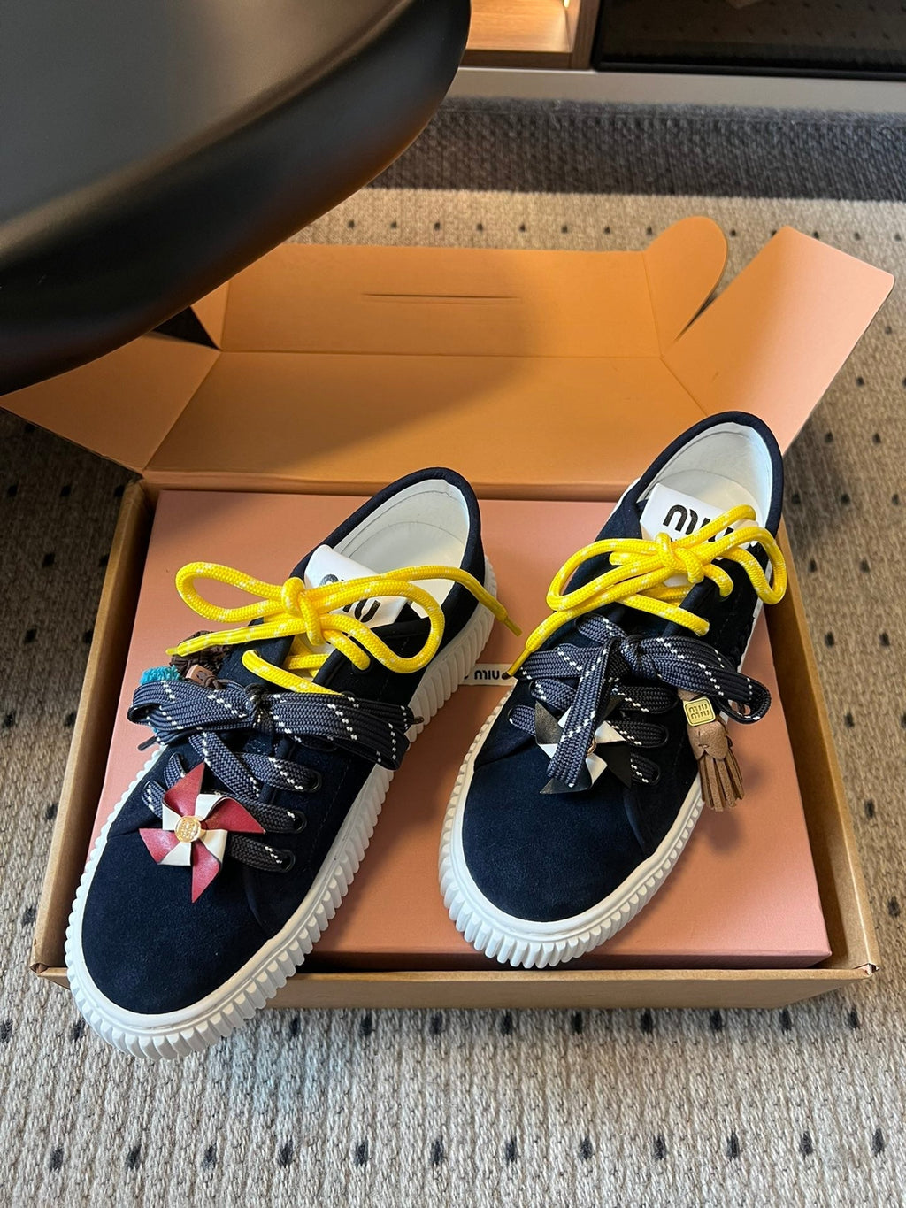 M-Sneakers