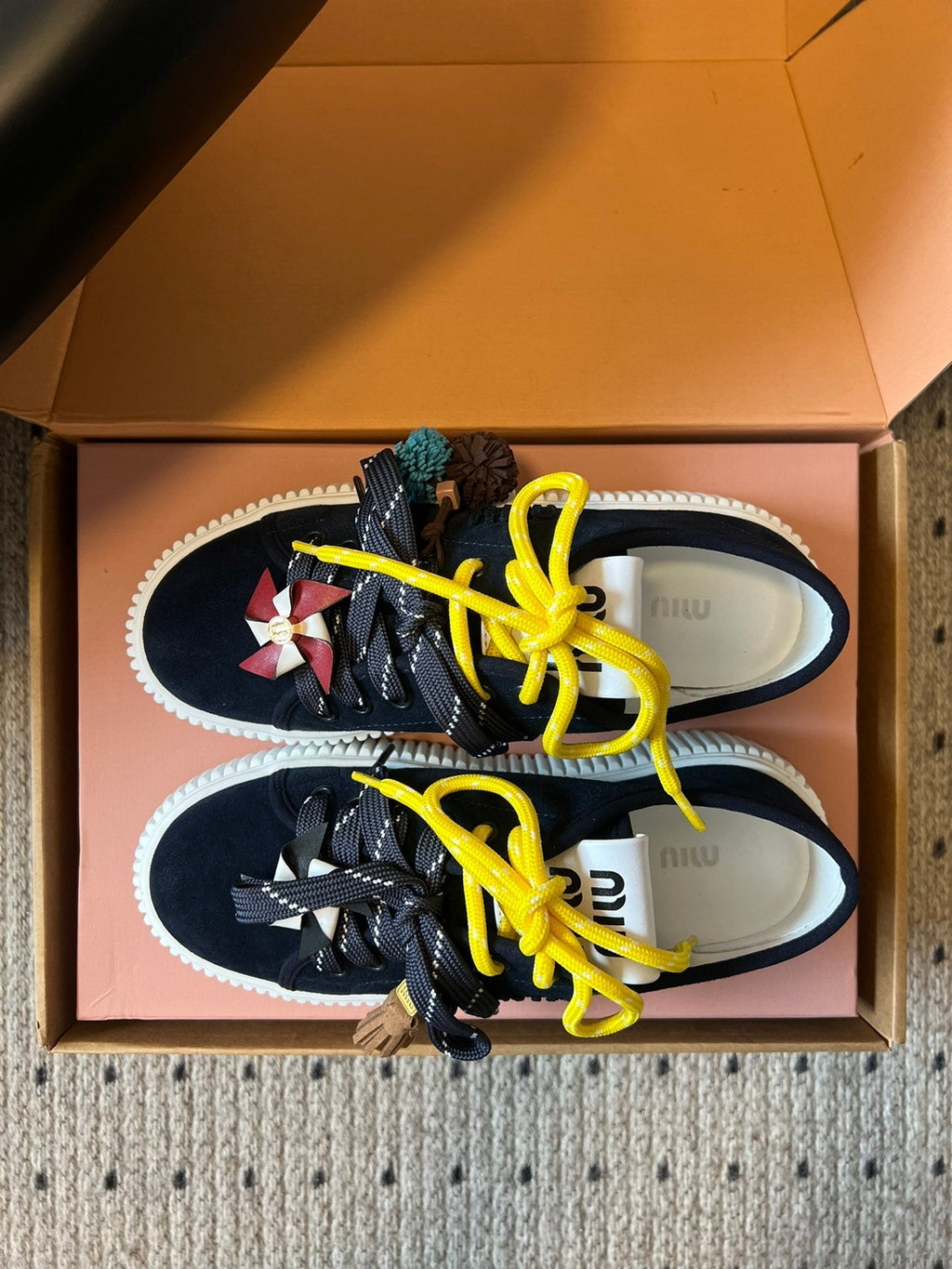 M-Sneakers