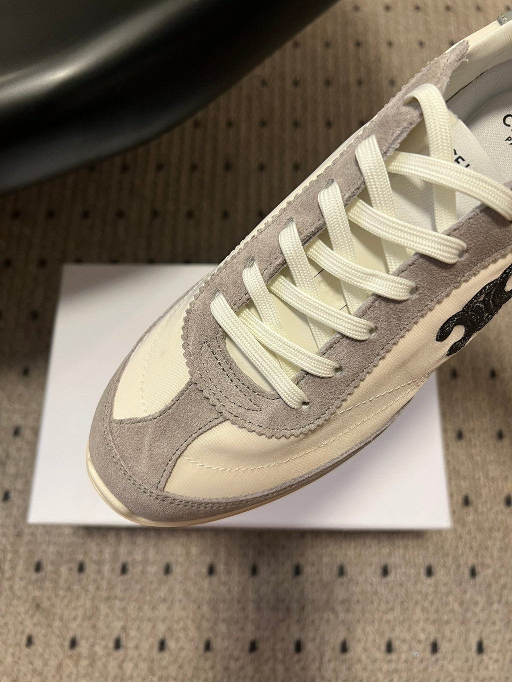 S-Sneakers