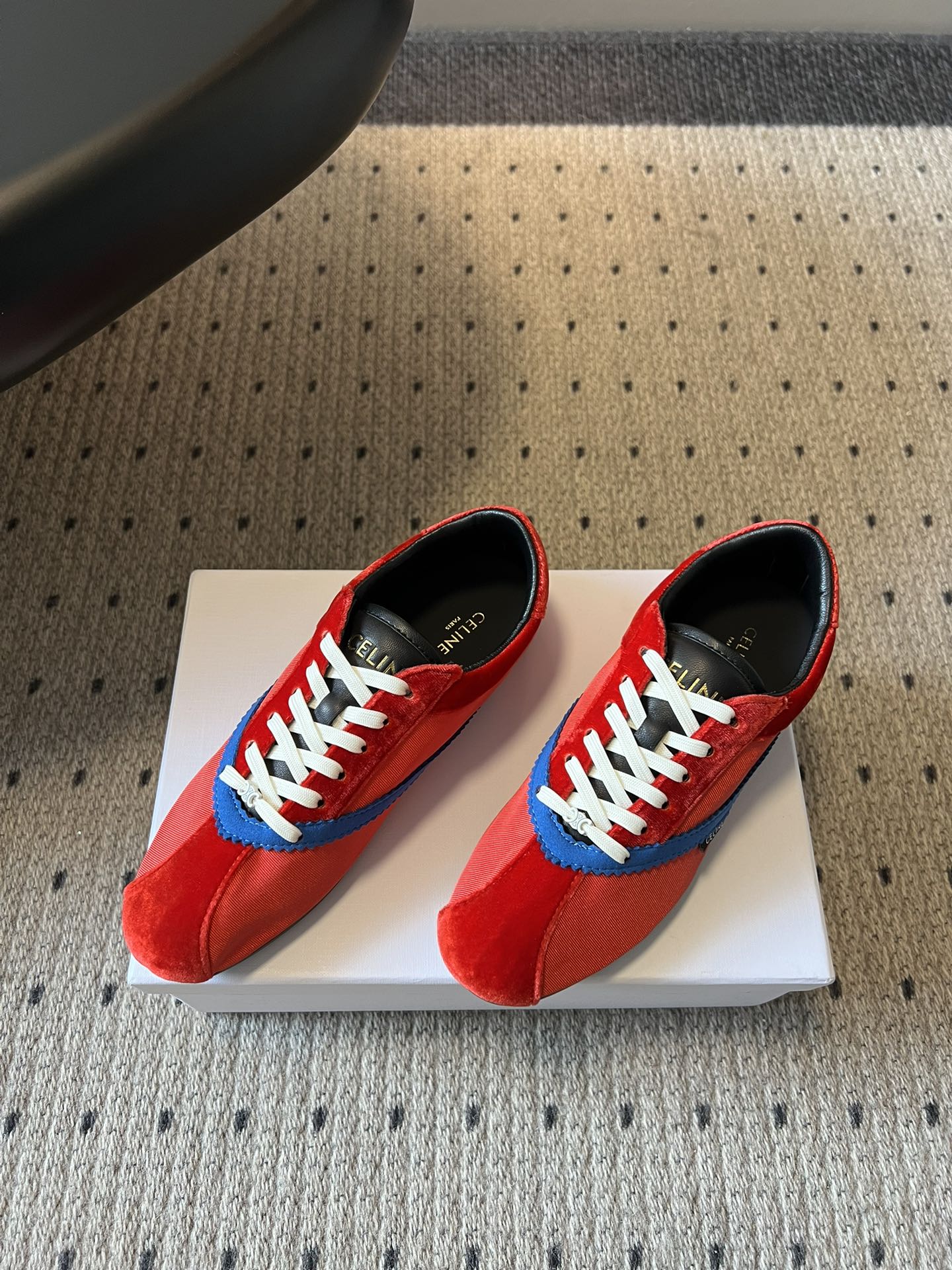 S-Sneakers
