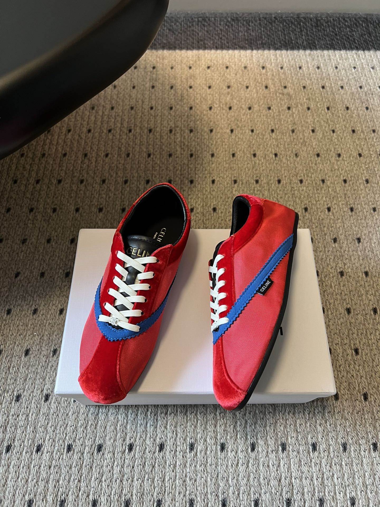 S-Sneakers