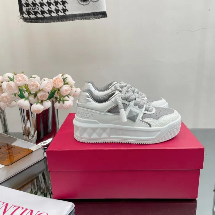 V - SNEAKERS