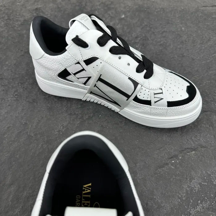 V - SNEAKERS