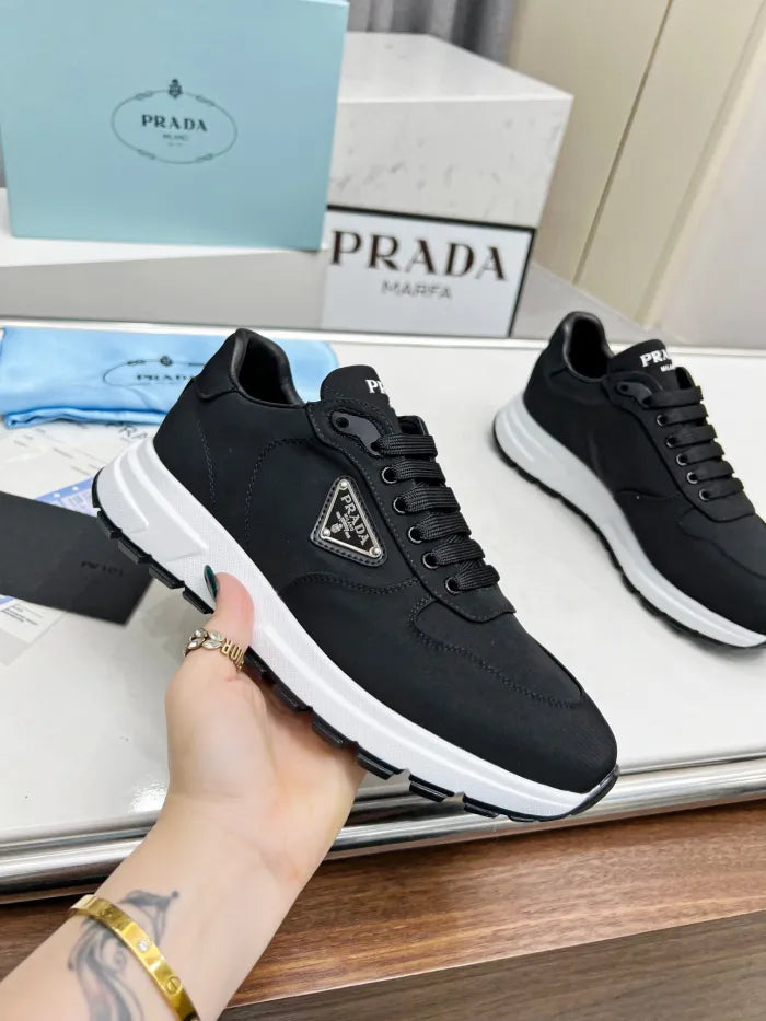 P - SNEAKERS
