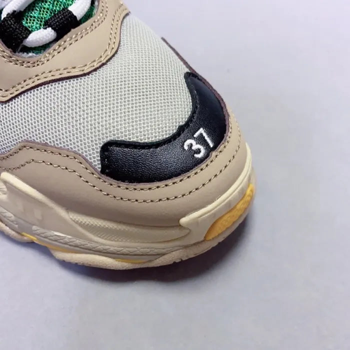 B - SNEAKERS