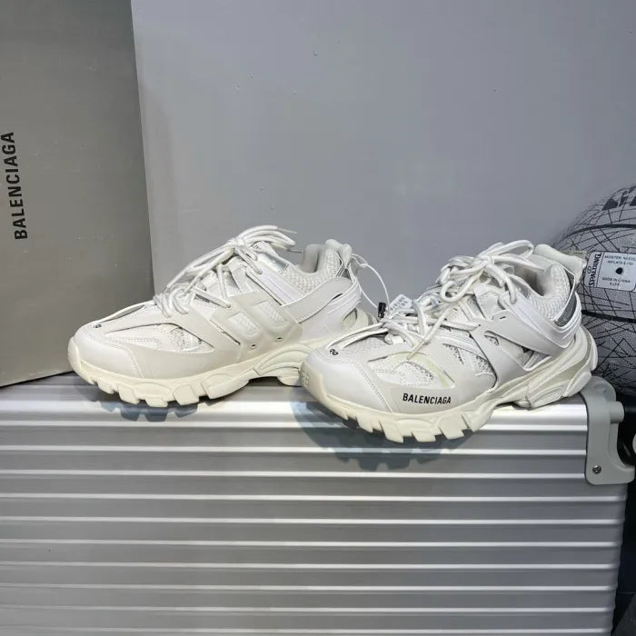 B - SNEAKERS