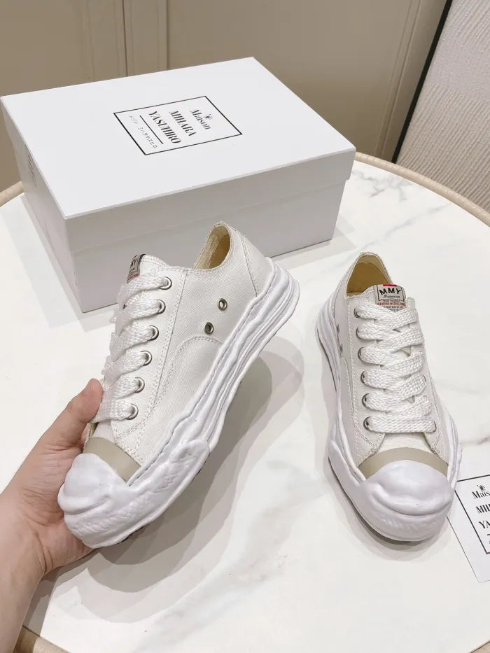 A - SNEAKERS