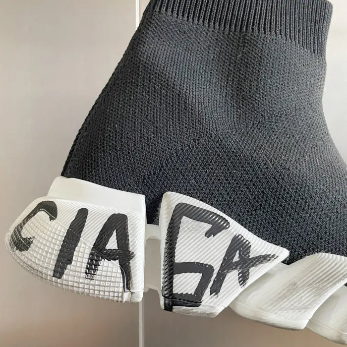 B - SNEAKERS