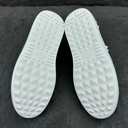 V - SNEAKERS