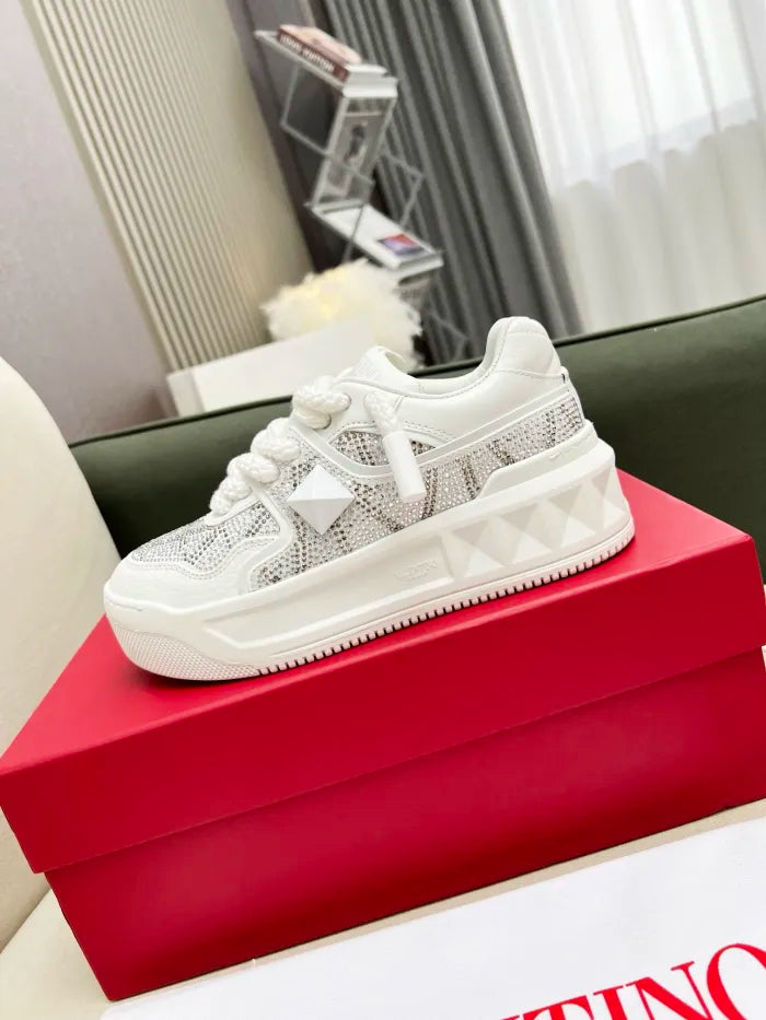 V - SNEAKERS