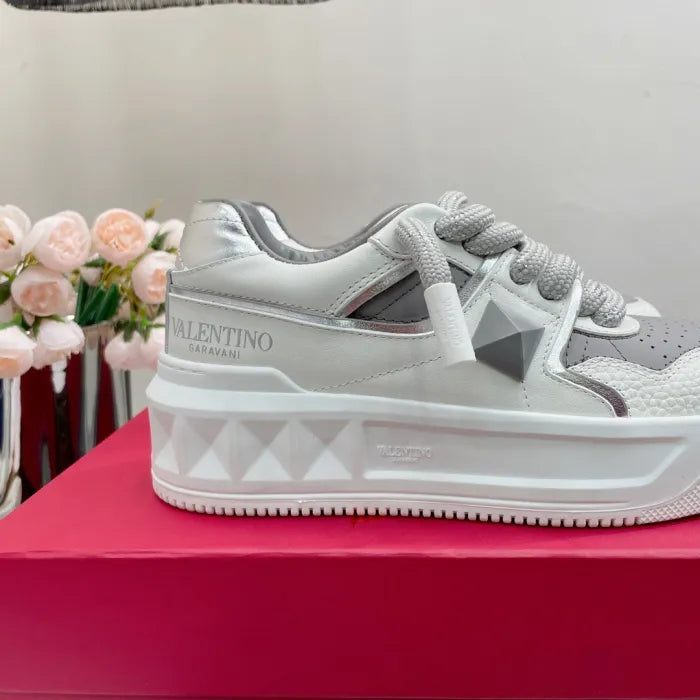 V - SNEAKERS