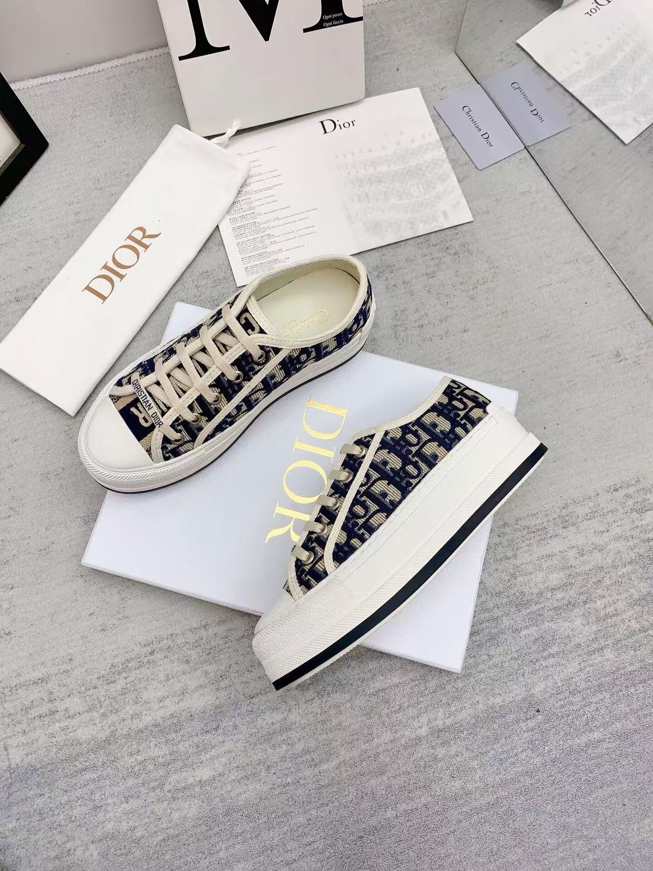 D-Sneakers