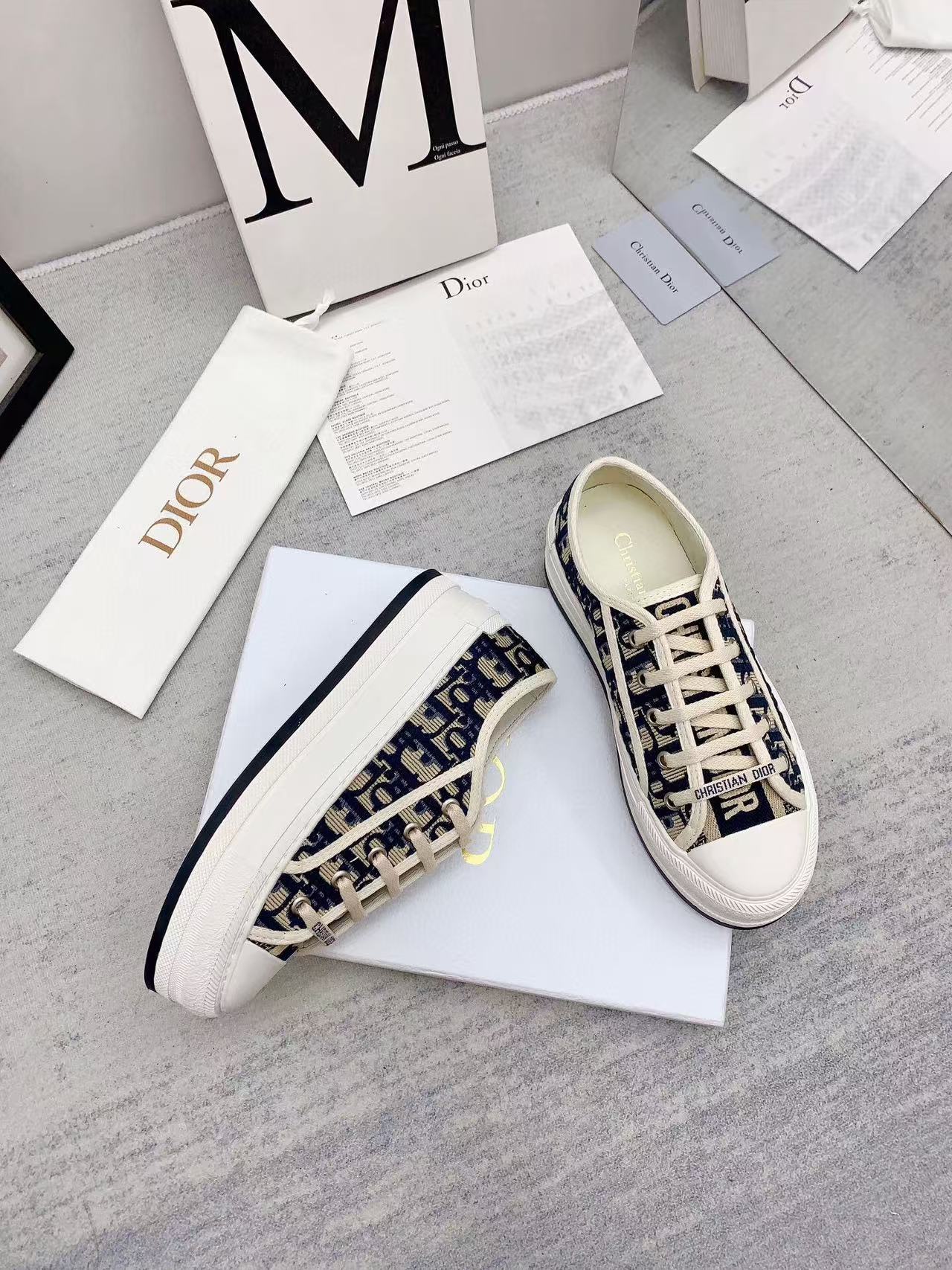 D-Sneakers