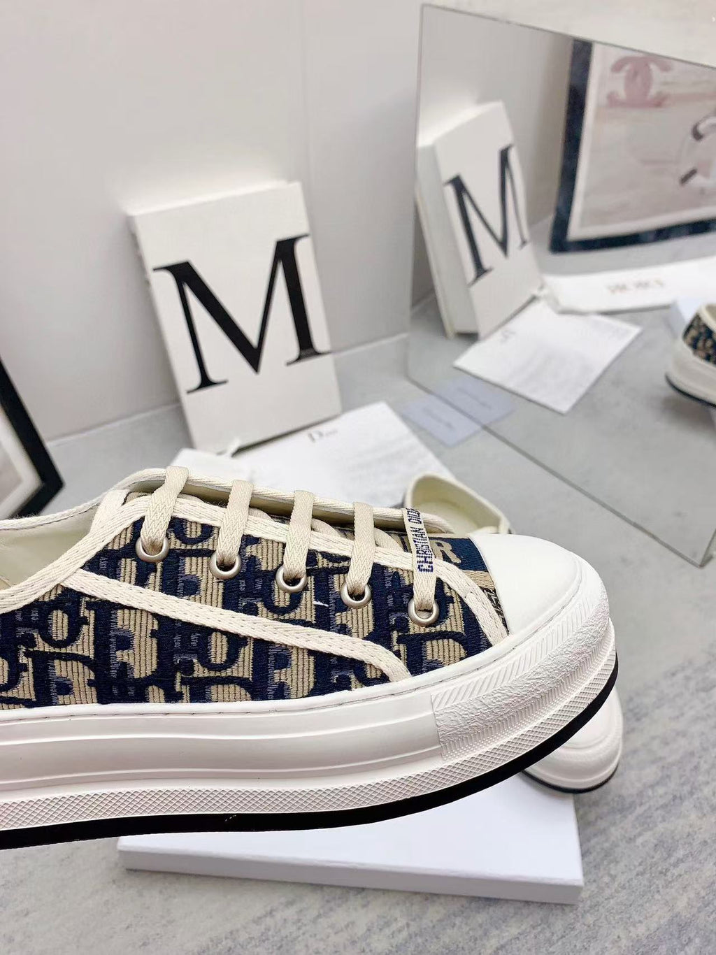 D-Sneakers