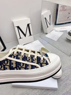 D-Sneakers