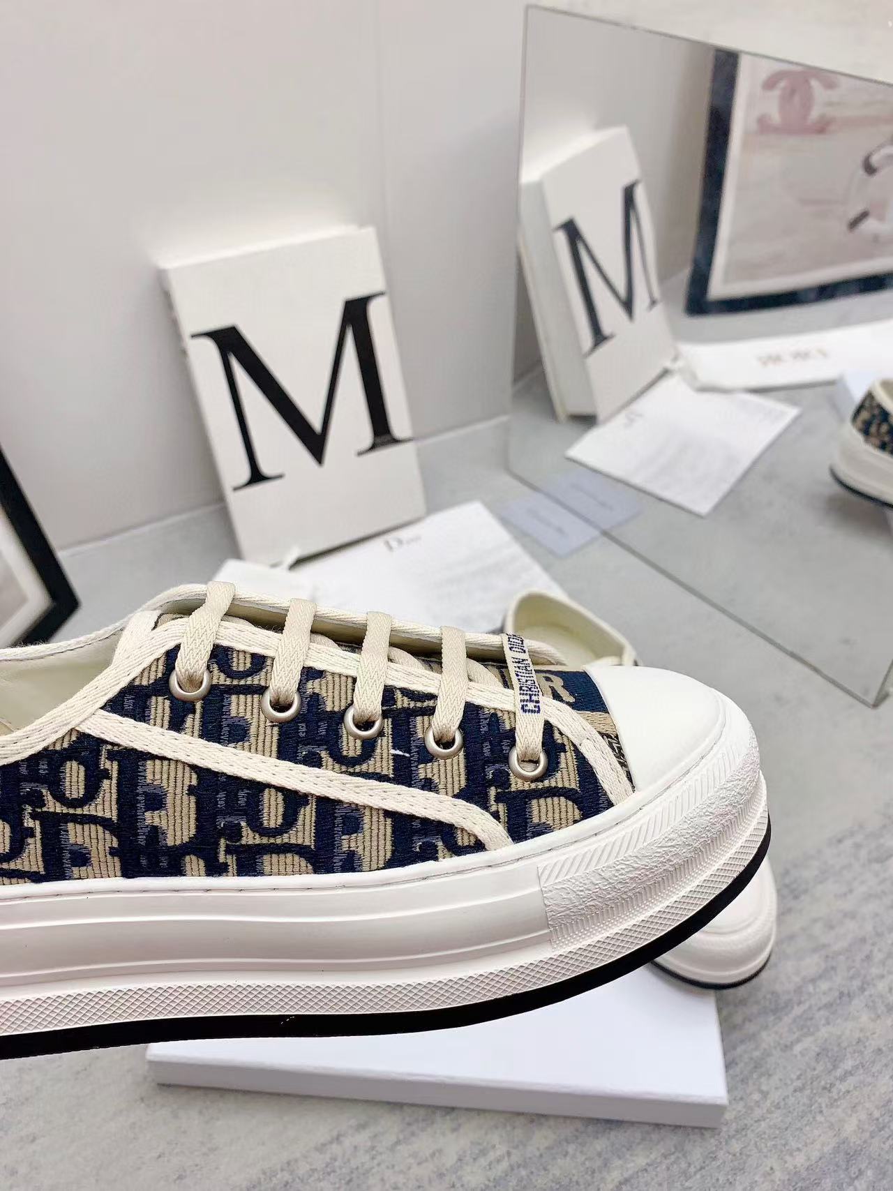 D-Sneakers