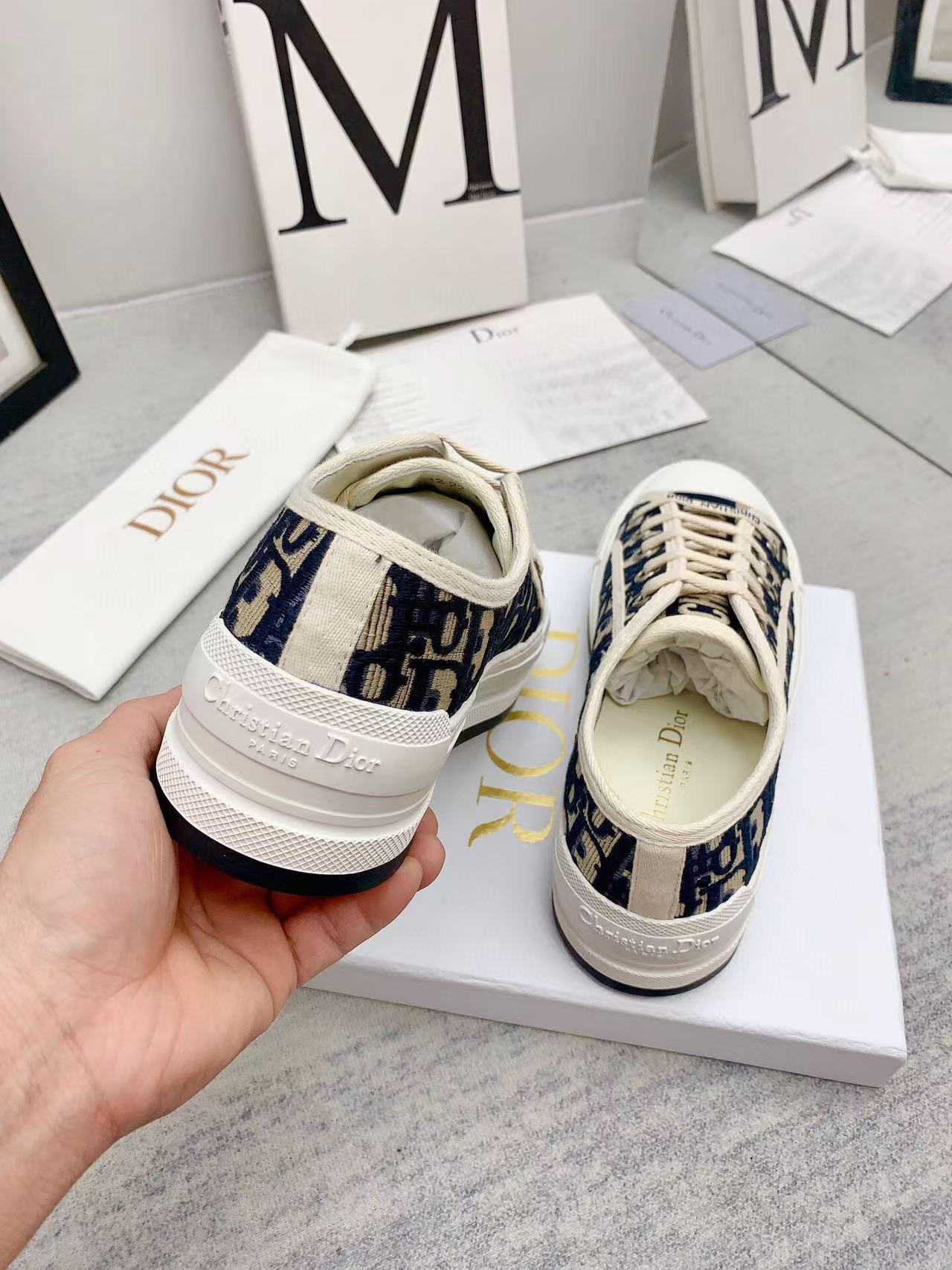 D-Sneakers