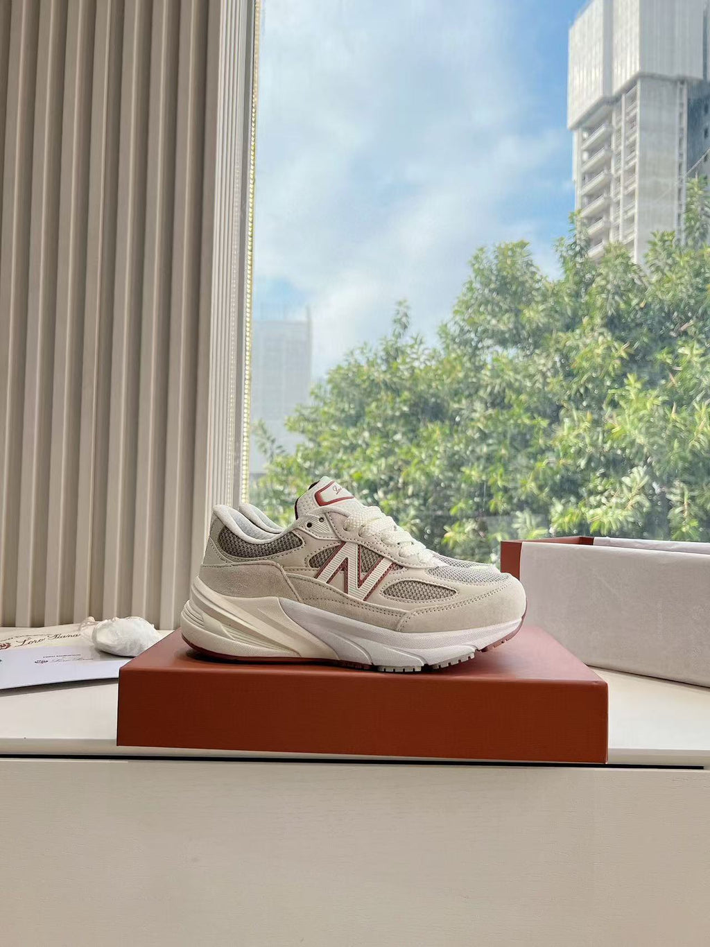 L-Sneakers