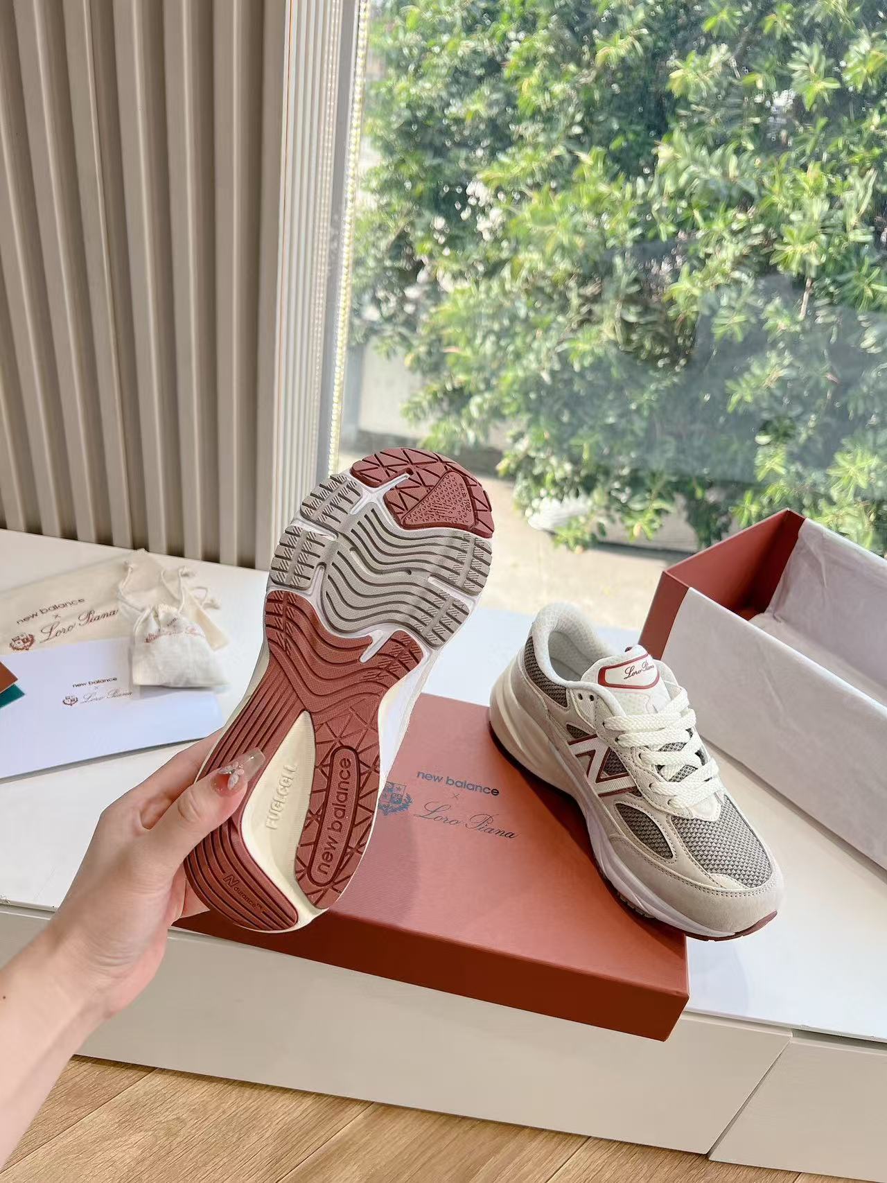 L-Sneakers