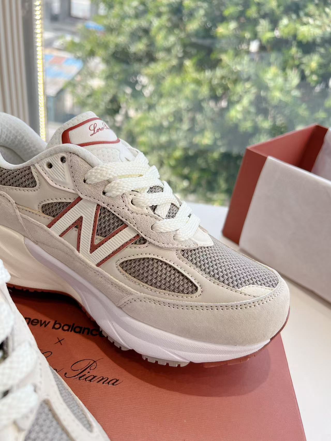 L-Sneakers