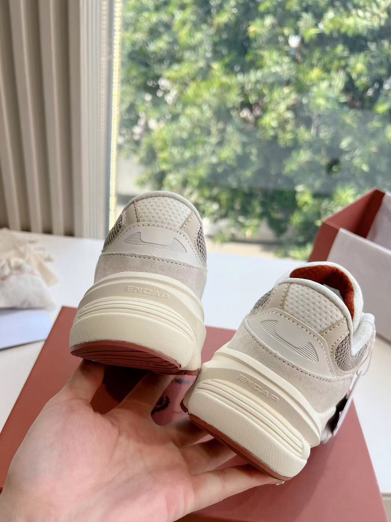 L-Sneakers