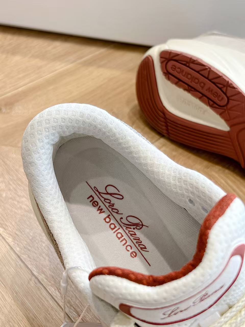 L-Sneakers