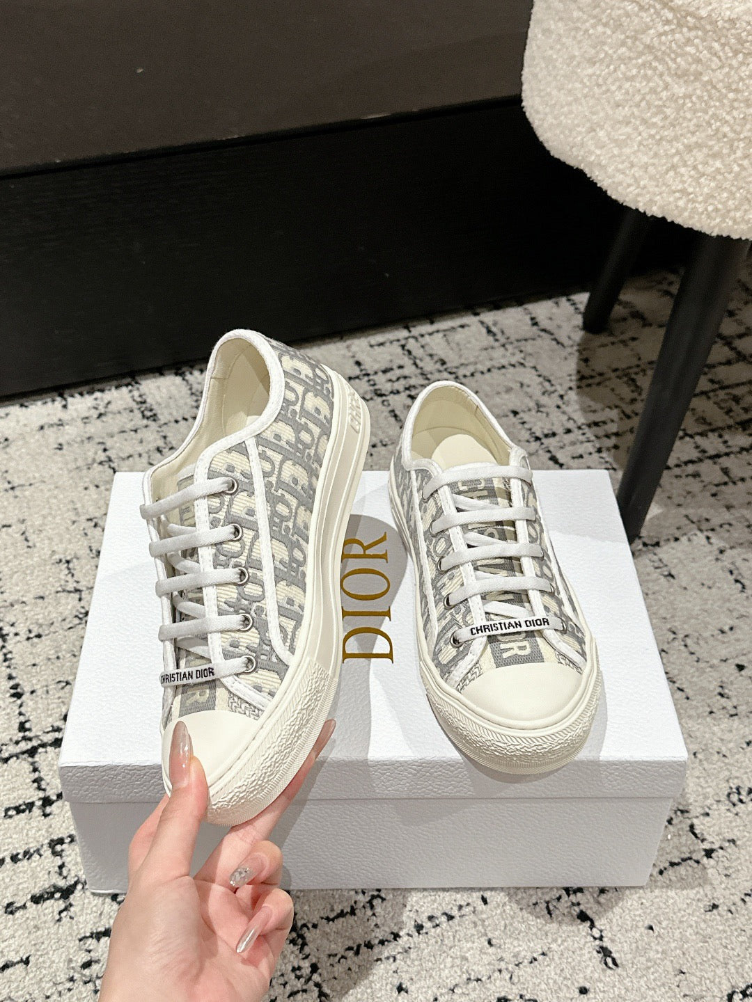 D-Sneakers