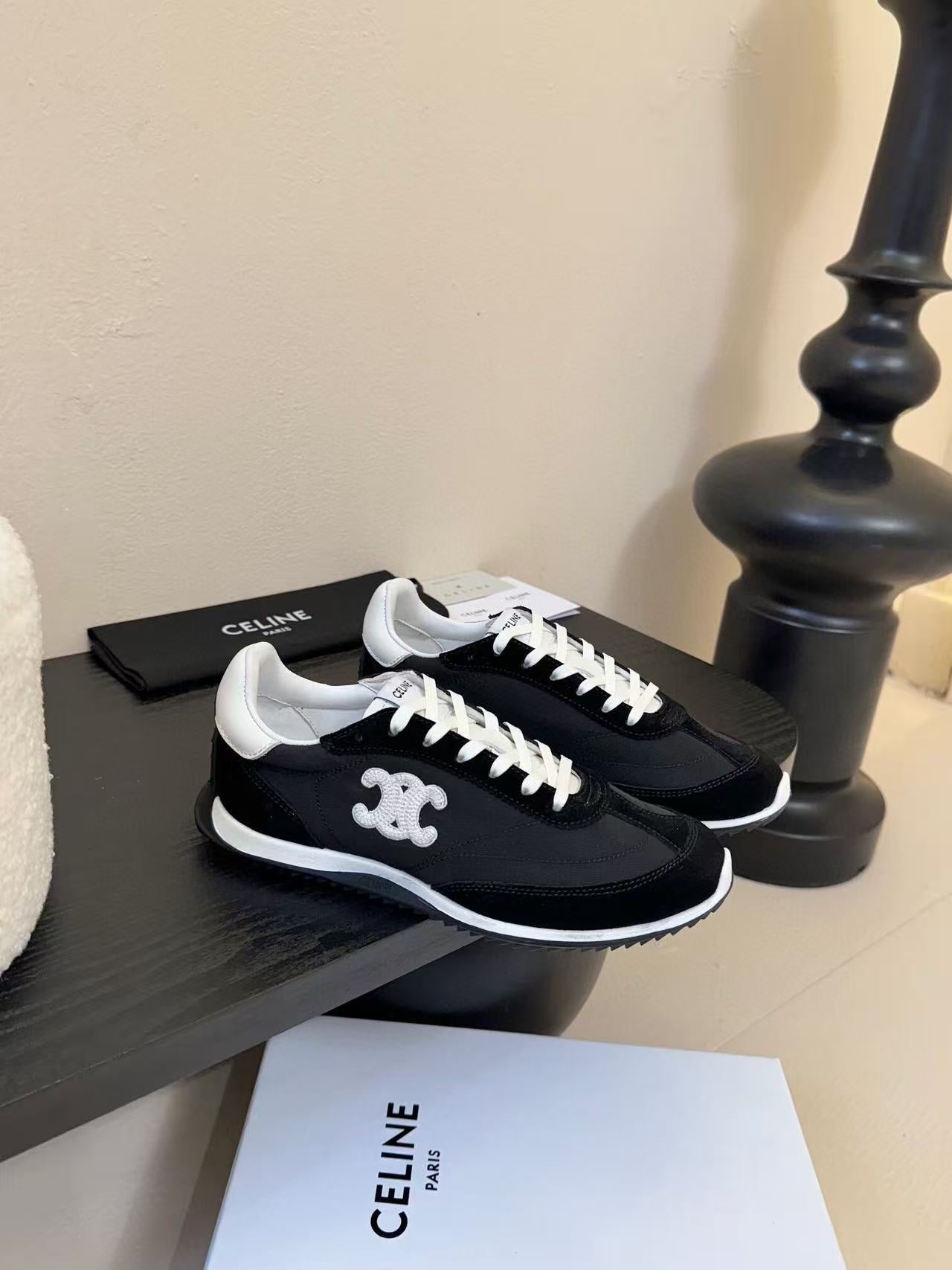 S-Sneakers
