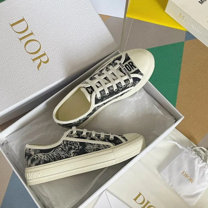 D - SNEAKERS