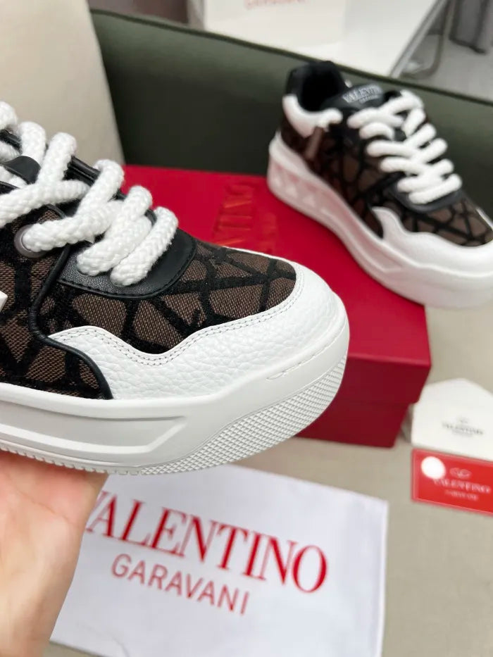 V - SNEAKERS