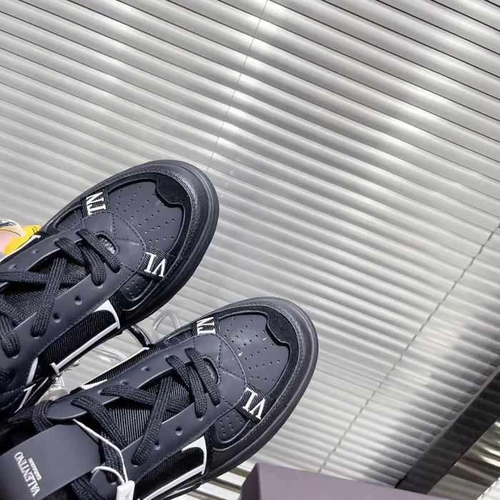V - SNEAKERS