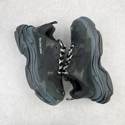 B - SNEAKERS