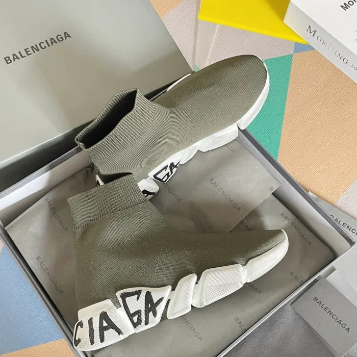 B - SNEAKERS