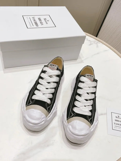 A - SNEAKERS
