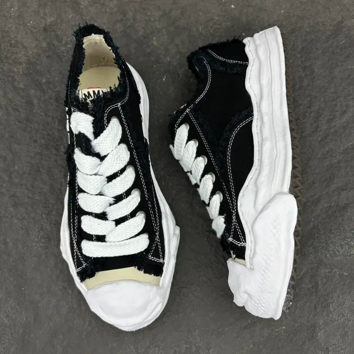 A - SNEAKERS