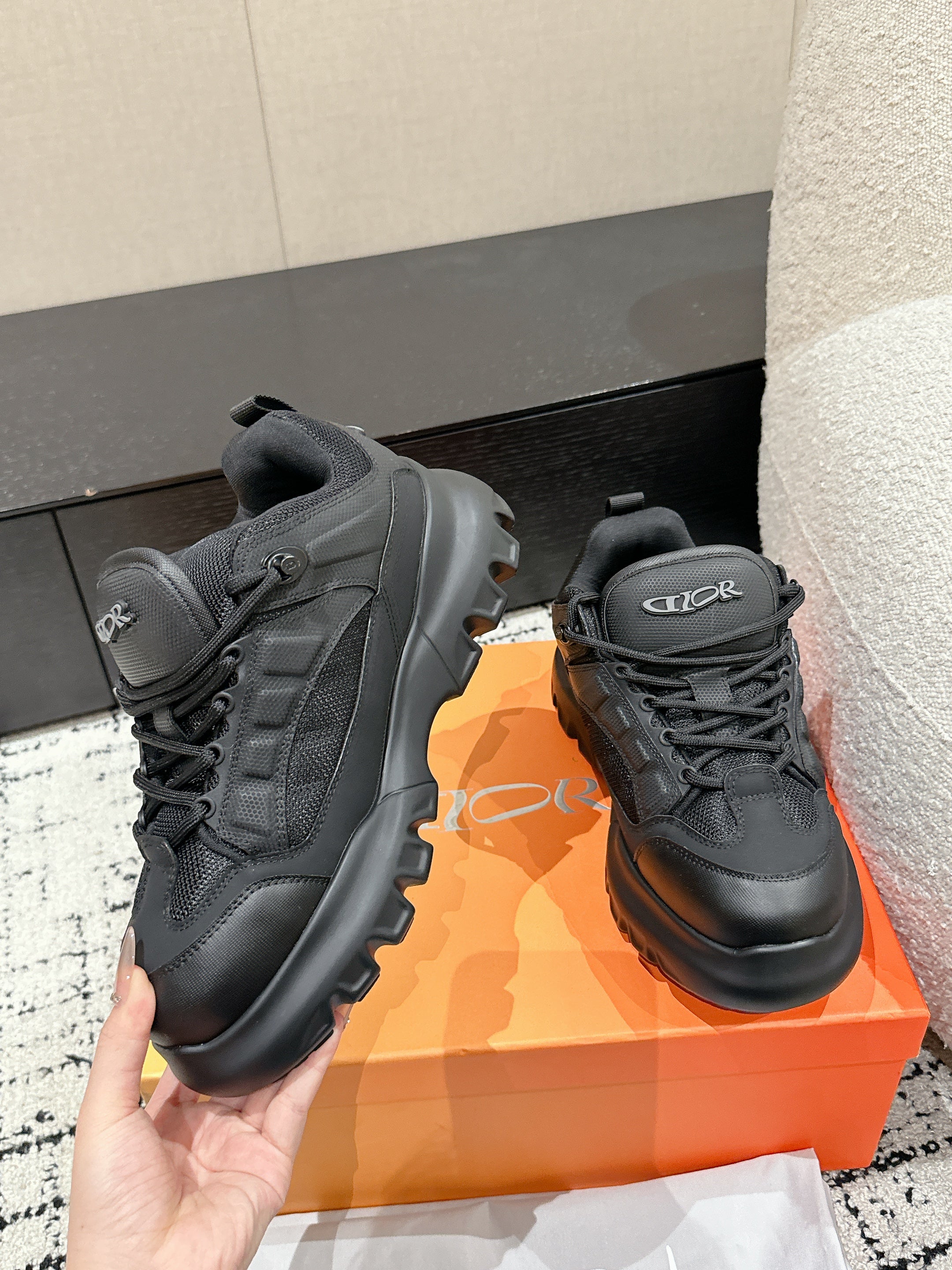 D-Sneakers