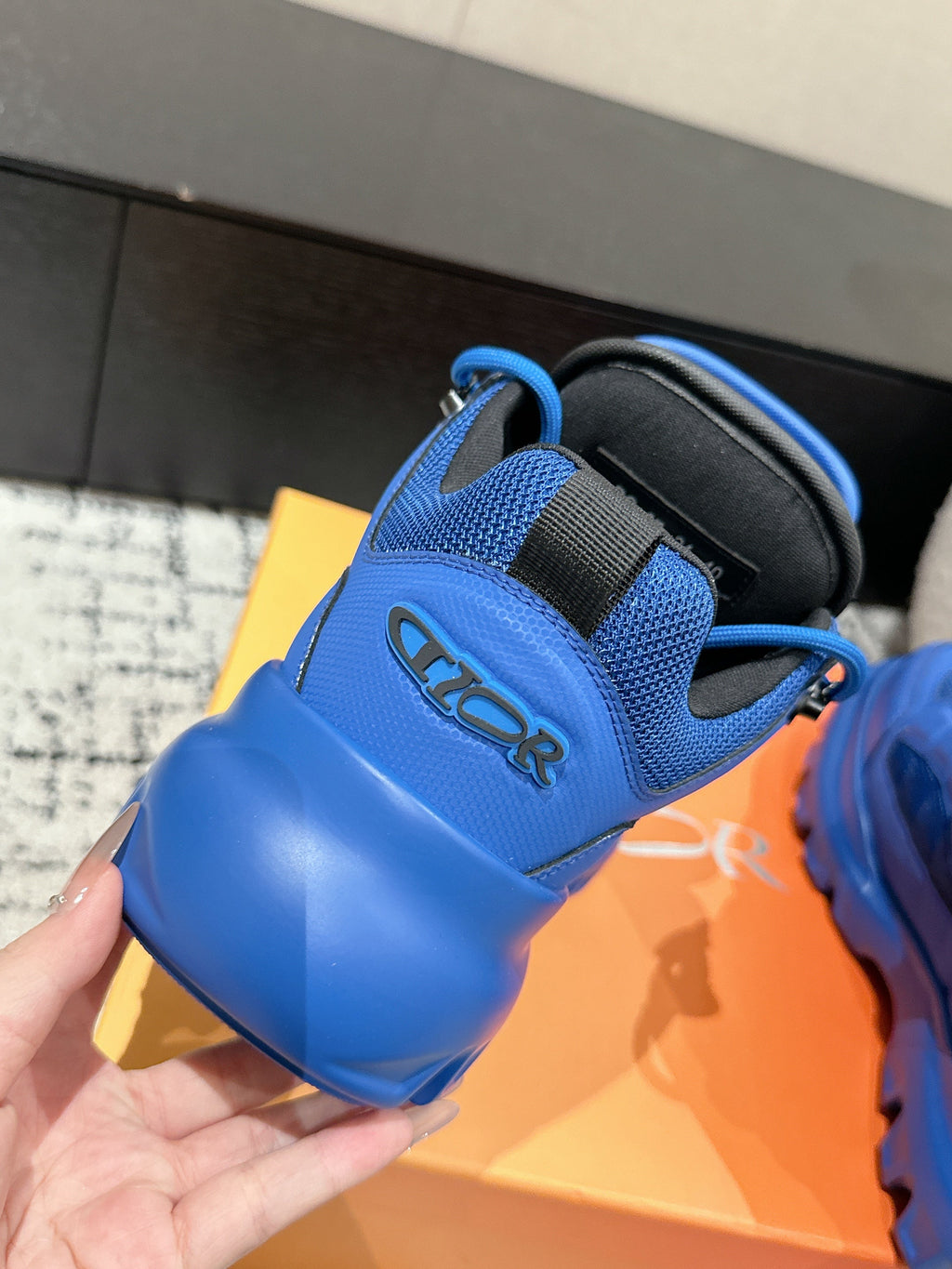 D-Sneakers