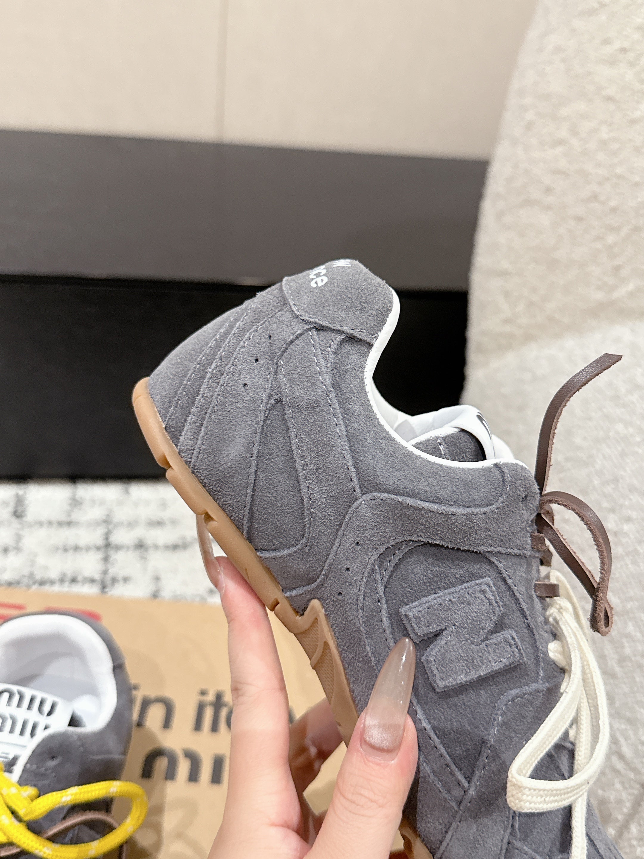 M-Sneakers